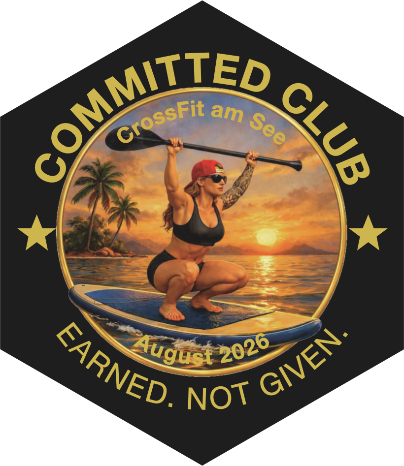Committed-Club-Abzeichen August 2026: Frau hockt bei Sonnenuntergang auf einem Stand-up-Paddle-Board
